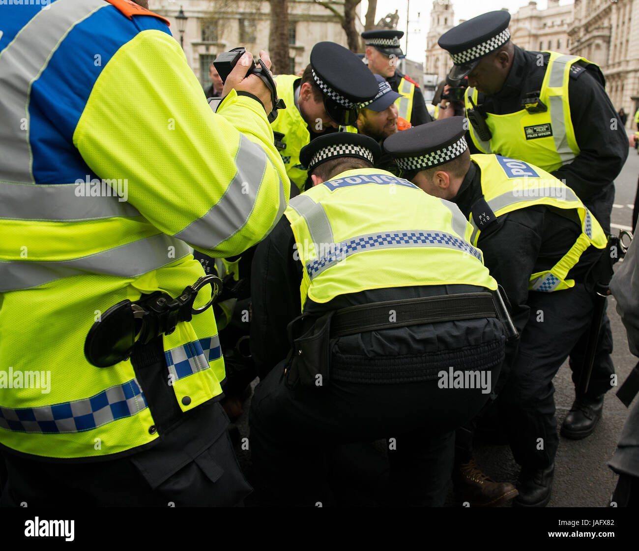 Los agentes de policía luchan con un manifestante en el rally EDL / Gran Bretaña Primero con la demo de contador del movimiento Unite Contra el fascismo en el centro de Londres. Foto de stock