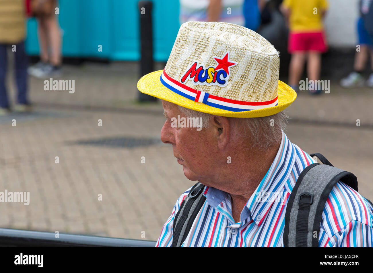 Hombre vestido con camisa a rayas y sombrero con música en el Wessex Folk Festival en Weymouth, Dorset en junio Foto de stock
