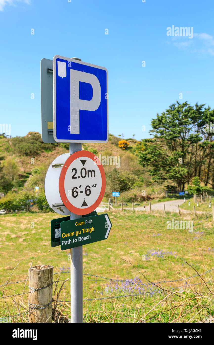 Señal de estacionamiento con limitación de altura en Playa Camusdarach, Escocia Foto de stock