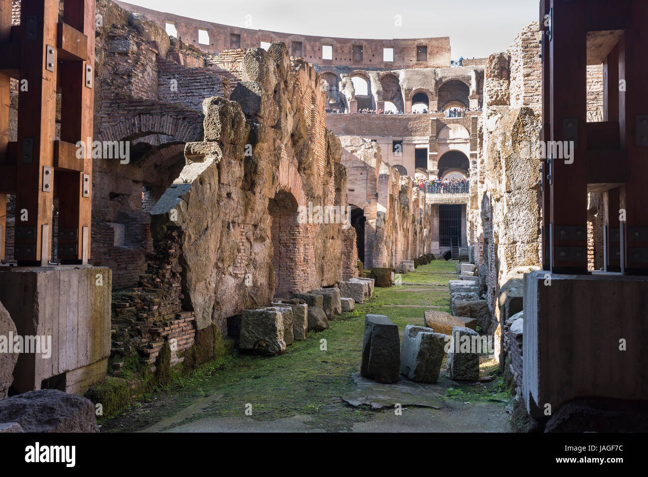 Vista desde el tercer anillo en la planta baja del Coliseo, Roma, Italia  Fotografía de stock - Alamy