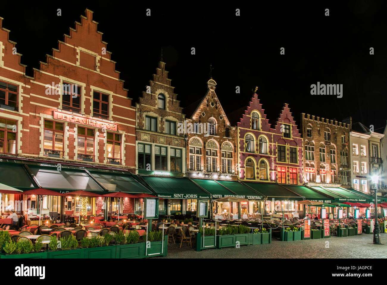 Vista de noche de Markt o plaza del mercado de Brujas, Flandes Occidental, Bélgica Foto de stock