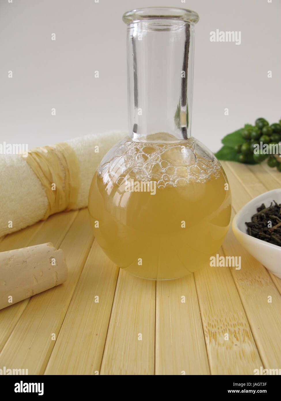 Gel de ducha casero con té verde y aroma de limón Fotografía de stock -  Alamy