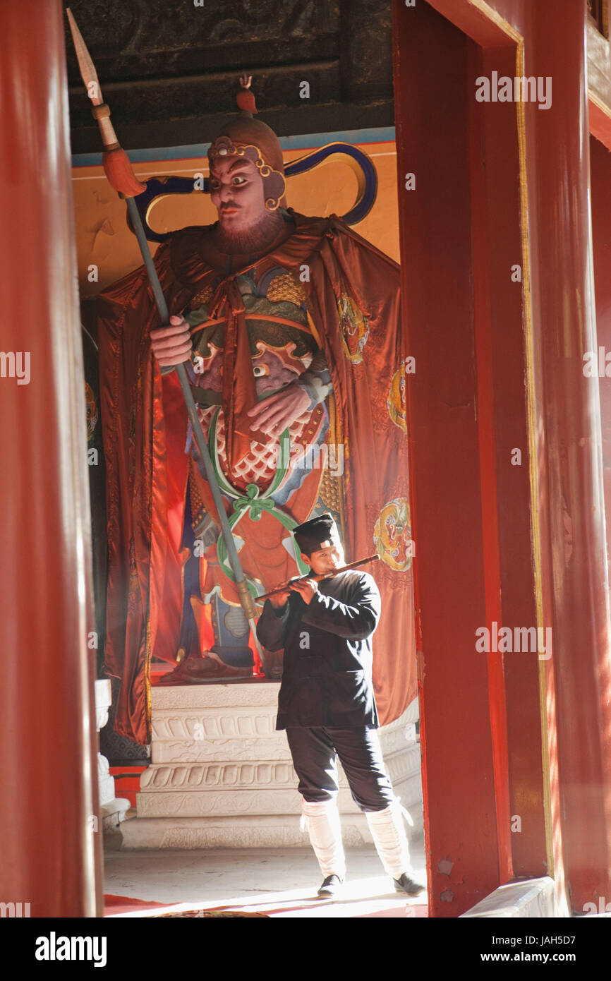 China, Pekín,templo Dongyue,Museo de tradiciones nacionales,Taoistischer monje toca la flauta, Foto de stock