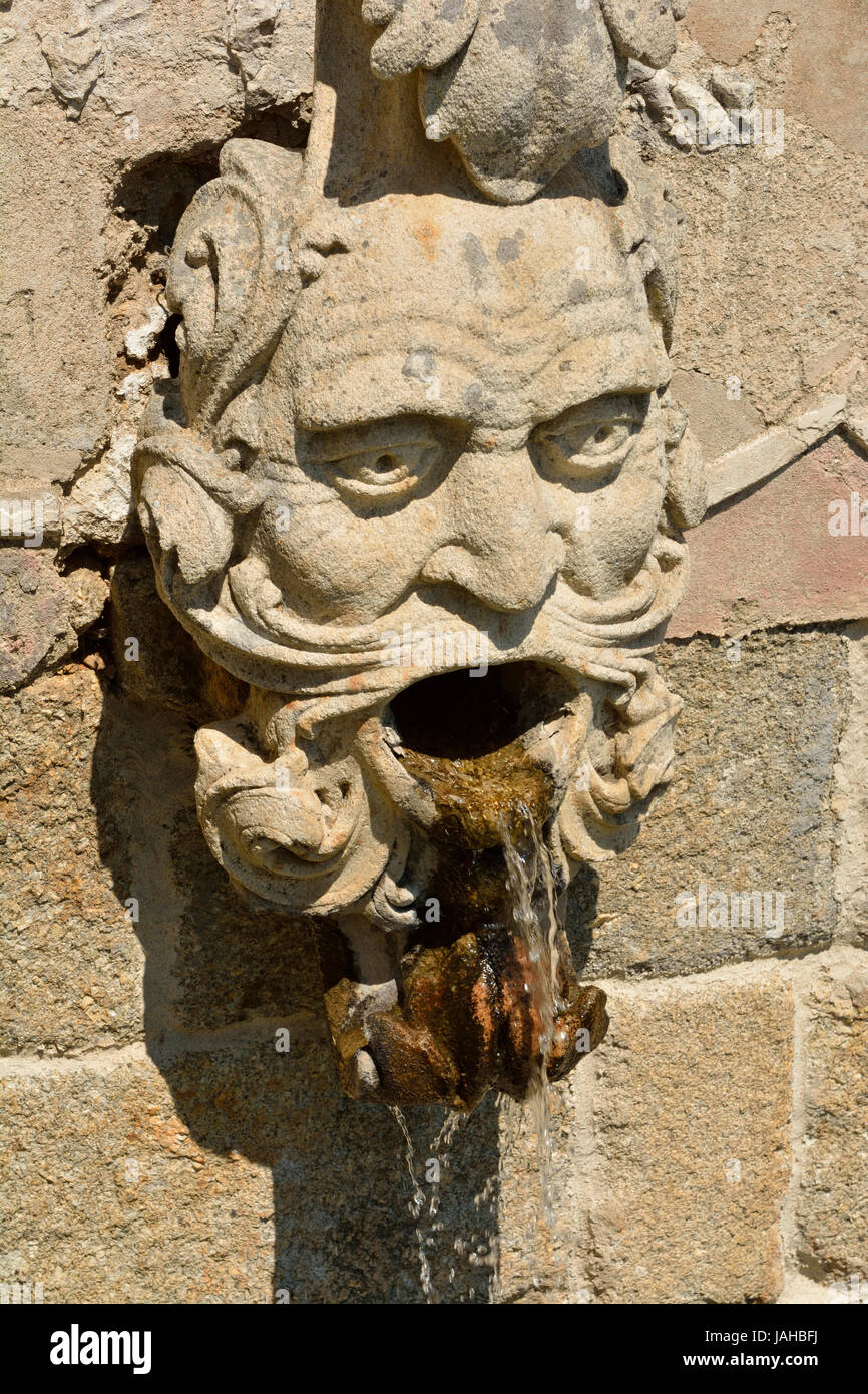 Detalle de una fuente en los jardines del Paço Episcopal de Castelo Branco, fundada en el siglo XVIII por el Obispo João de Mendonça. Portugal Foto de stock