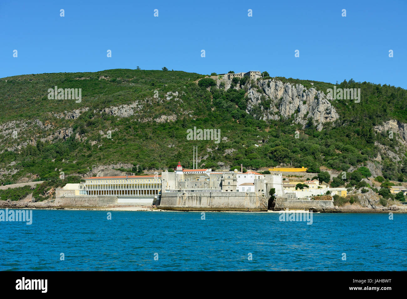 Outão fortaleza frente al Océano Atlántico y el río Sado. Portugal Foto de stock