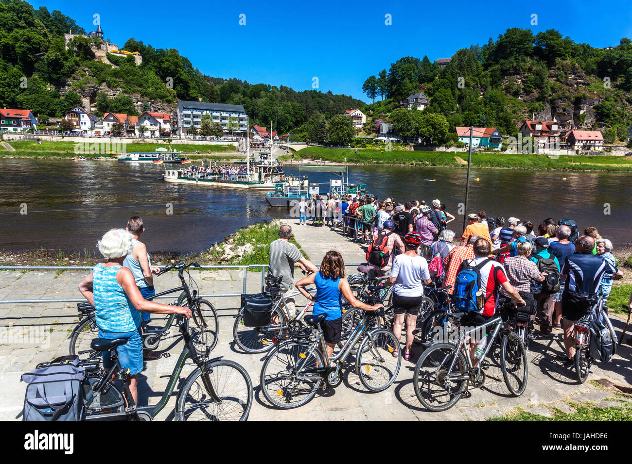 Multitudes en bicicletas ciclistas están esperando en el Ferry Boat, Kurort Rathen, Sajonia verano de Suiza Sajonia, Alemania Elbe río bicicleta ruta Foto de stock