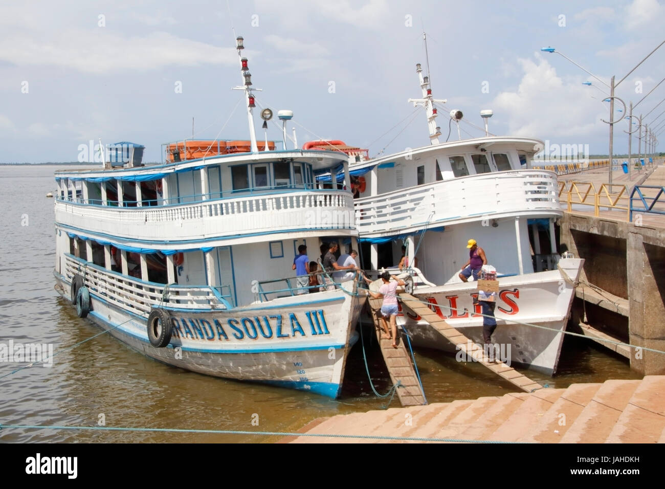Dos embarcaciones fluviales para el transporte en el Jetty en Santarem