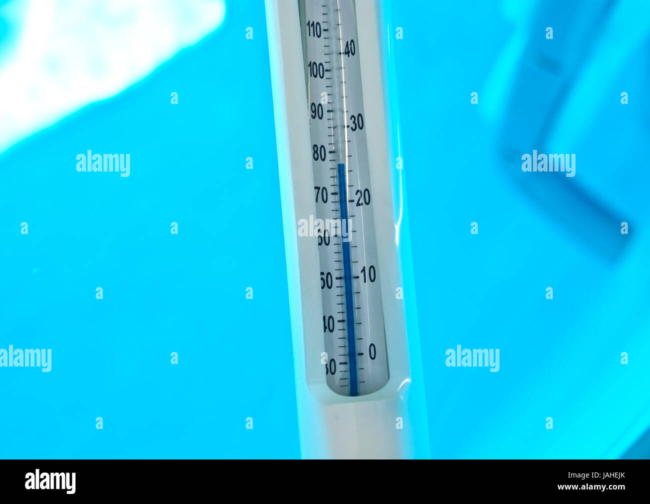 Poolthermometer mit 25 Grad Celsius im Schwimmbecken; termómetro piscina mostrando 25 grados centígrados en una piscina Foto de stock