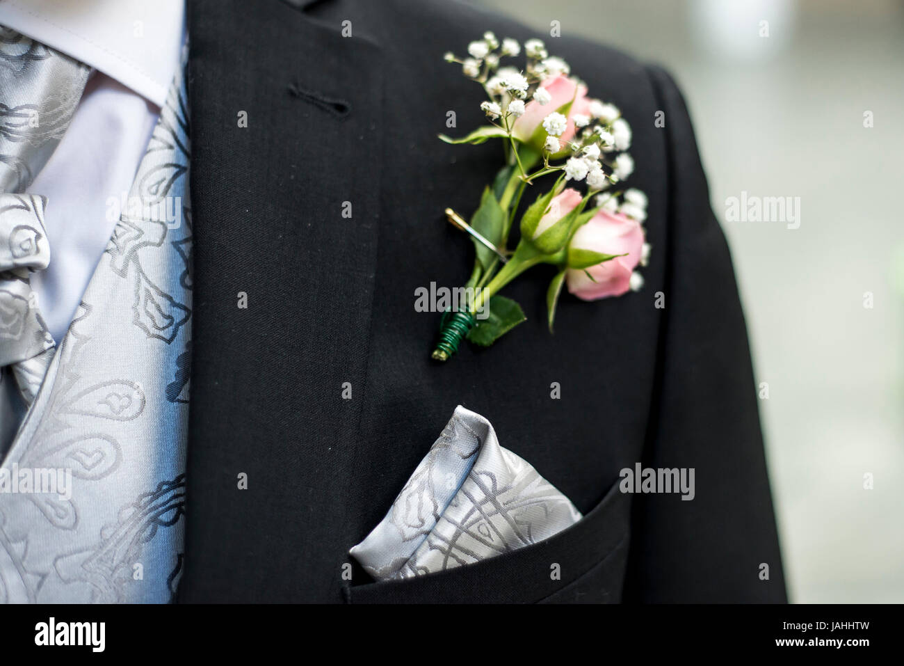 Rosa Rosa arreglo floral para la solapa del novio boda flor untar con la  corbata y la camisa Fotografía de stock - Alamy