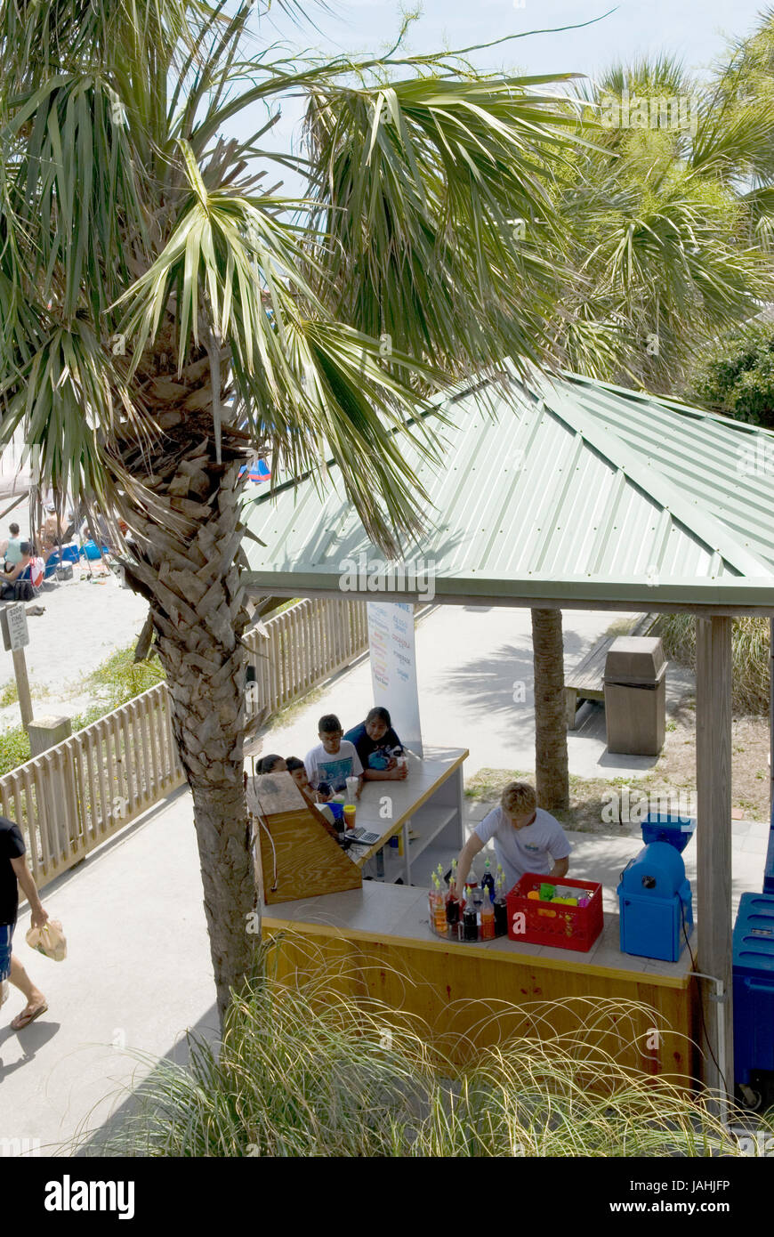Par conseguir una bebida en Folly Beach en Charleston, Carolina del Sur, EE.UU.. Foto de stock