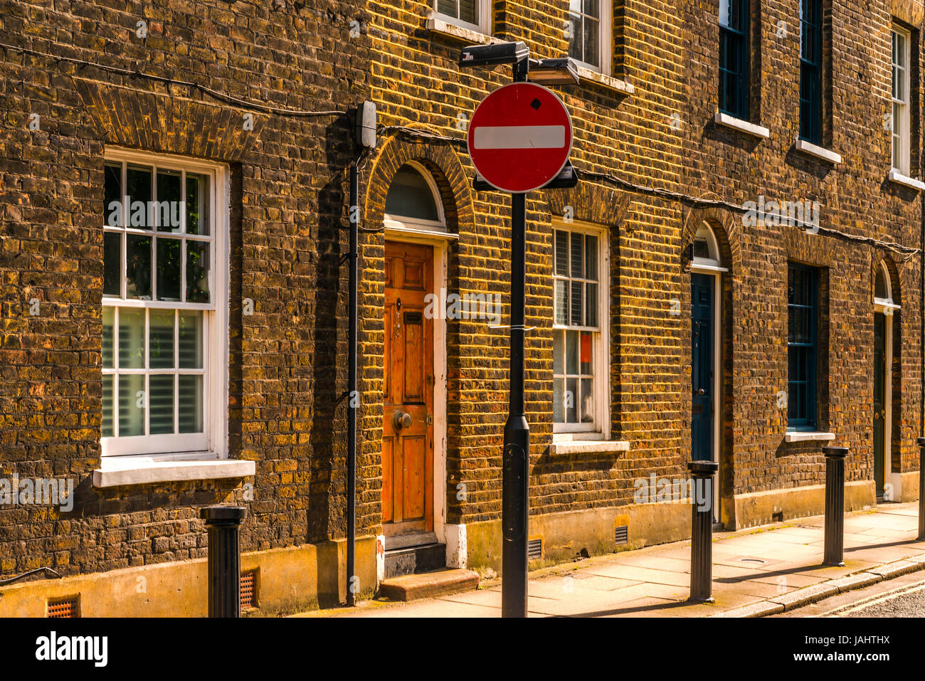 Inglés antiguo típico edificios, construcciones bajas de ladrillo en