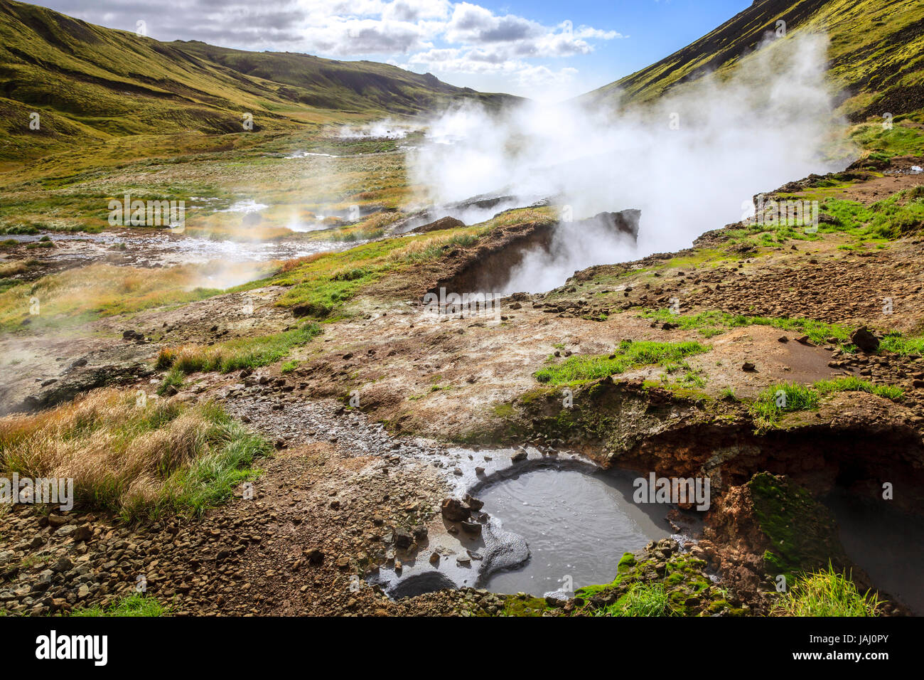 Hervir el agua y el barro en el valle Reykjadalur en el sur de Islandia Foto de stock
