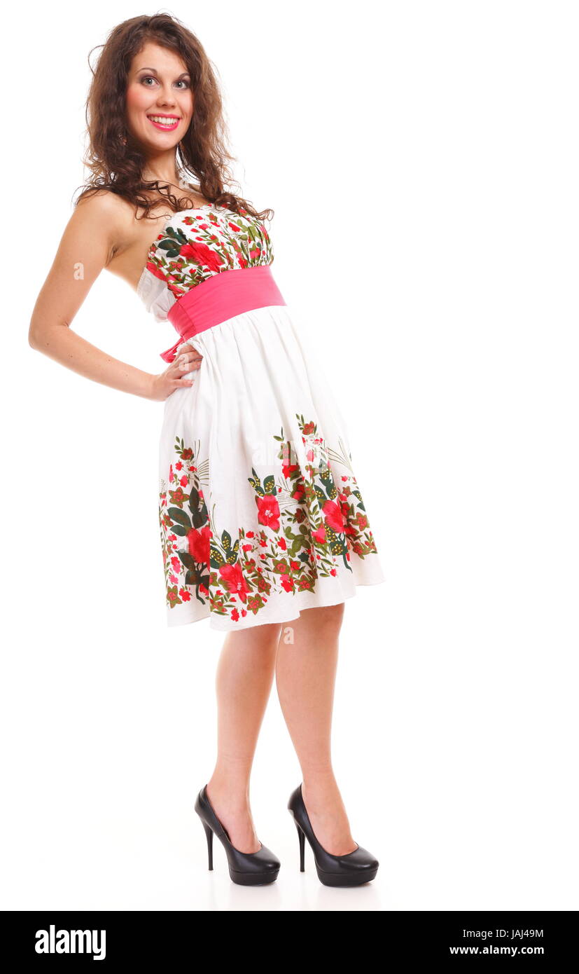 Longitud total de moda joven en verano vestidos floreados sobre fondo  blanco Fotografía de stock - Alamy