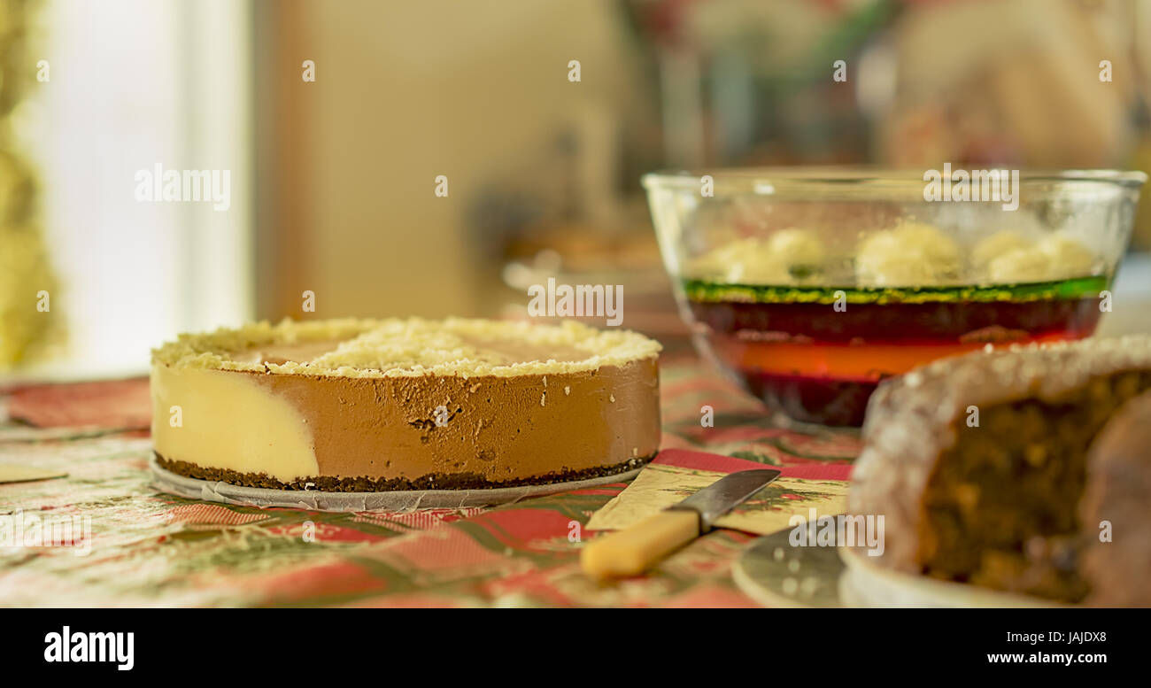 Tarifa de Navidad caseras cheesecake de postre con gelatina y pastel Foto de stock