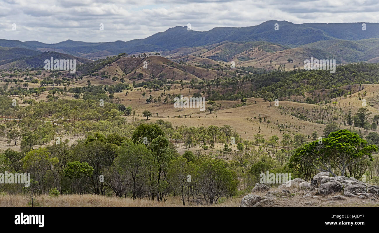 Paisaje montañoso de la vista de la Gran Cordillera Divisoria desde Mount Perry lookout Queensland Australia Foto de stock
