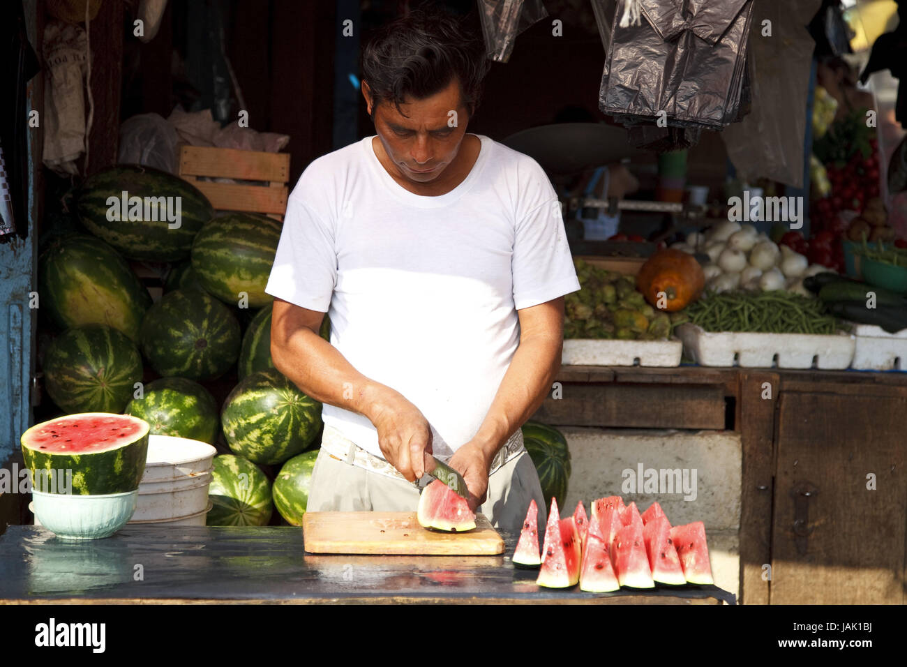 México,Chiapas,Ocosingo,mercado,hombre,melones,cortar,vender, Foto de stock