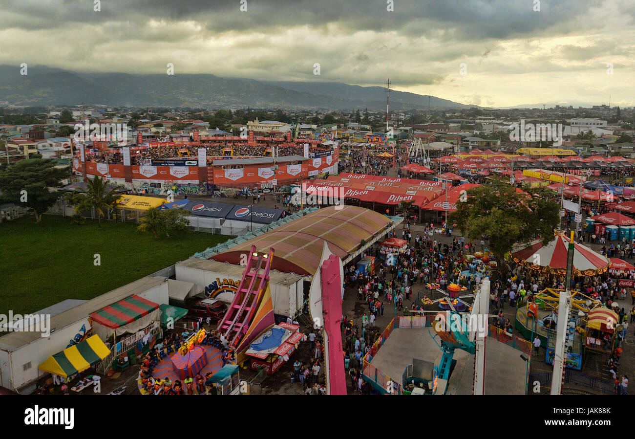 Las nubes, coloque el puntero sobre la prueba de necesidades económicas y toros en Costa Rica Zapote del Festival en el centro de San José el 29 de diciembre de 2014. Foto de stock