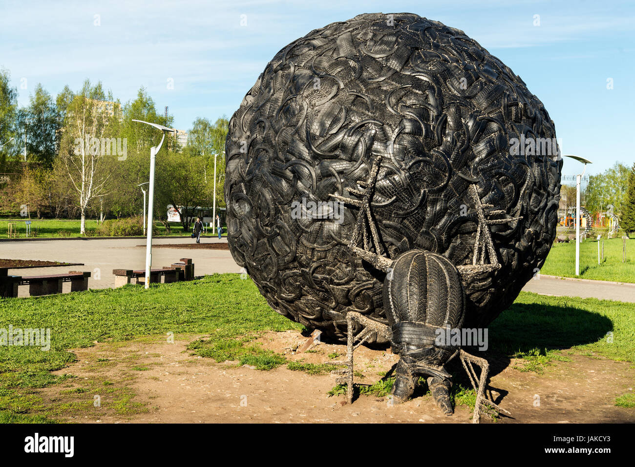 Objeto de arte Dung-escarabajo de neumáticos viejos en la ciudad de Perm, Rusia Foto de stock