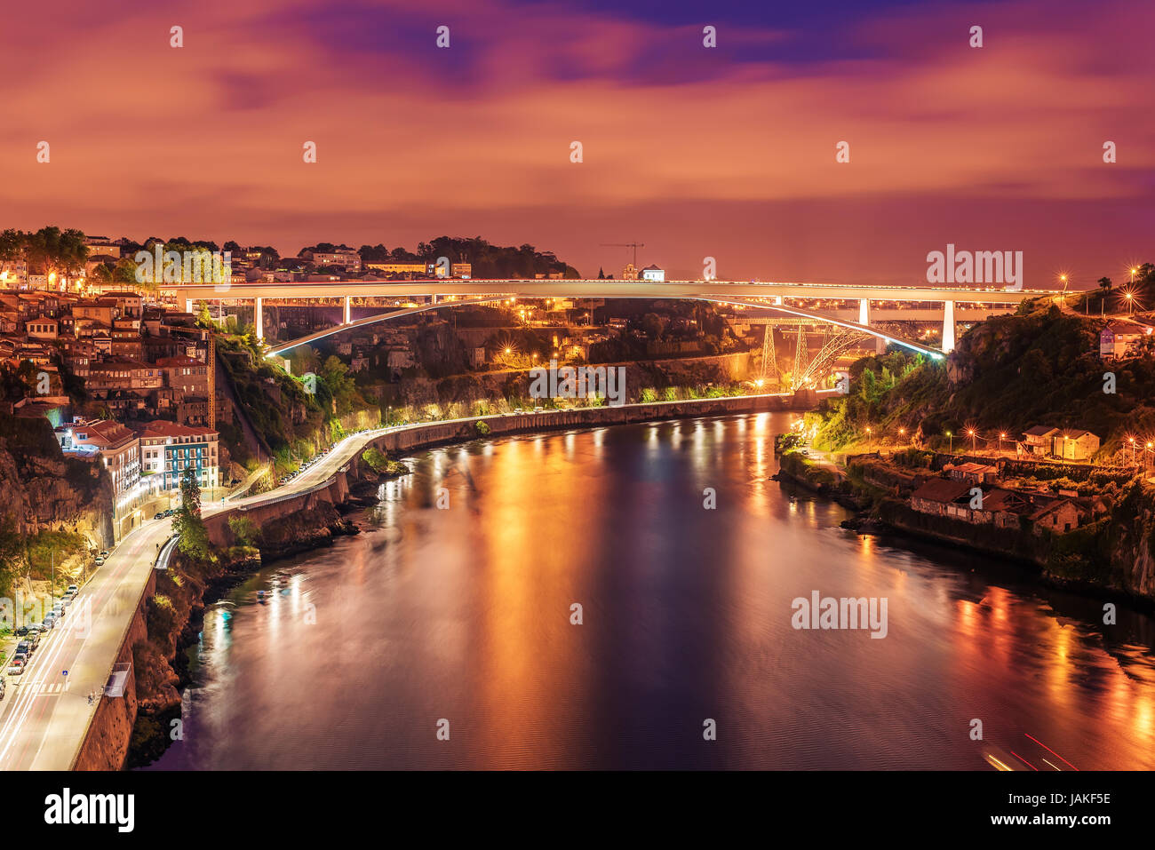 Porto, Portugal: Vista aérea de la ciudad vieja y del río Douro. Foto de stock