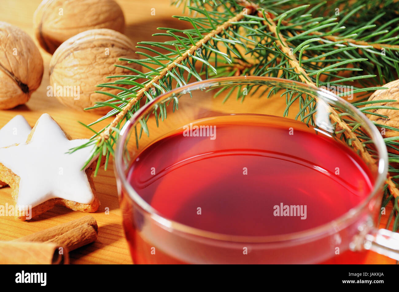 Mit Weihnachtsdekoration Tasse Tee und Holztisch Foto de stock