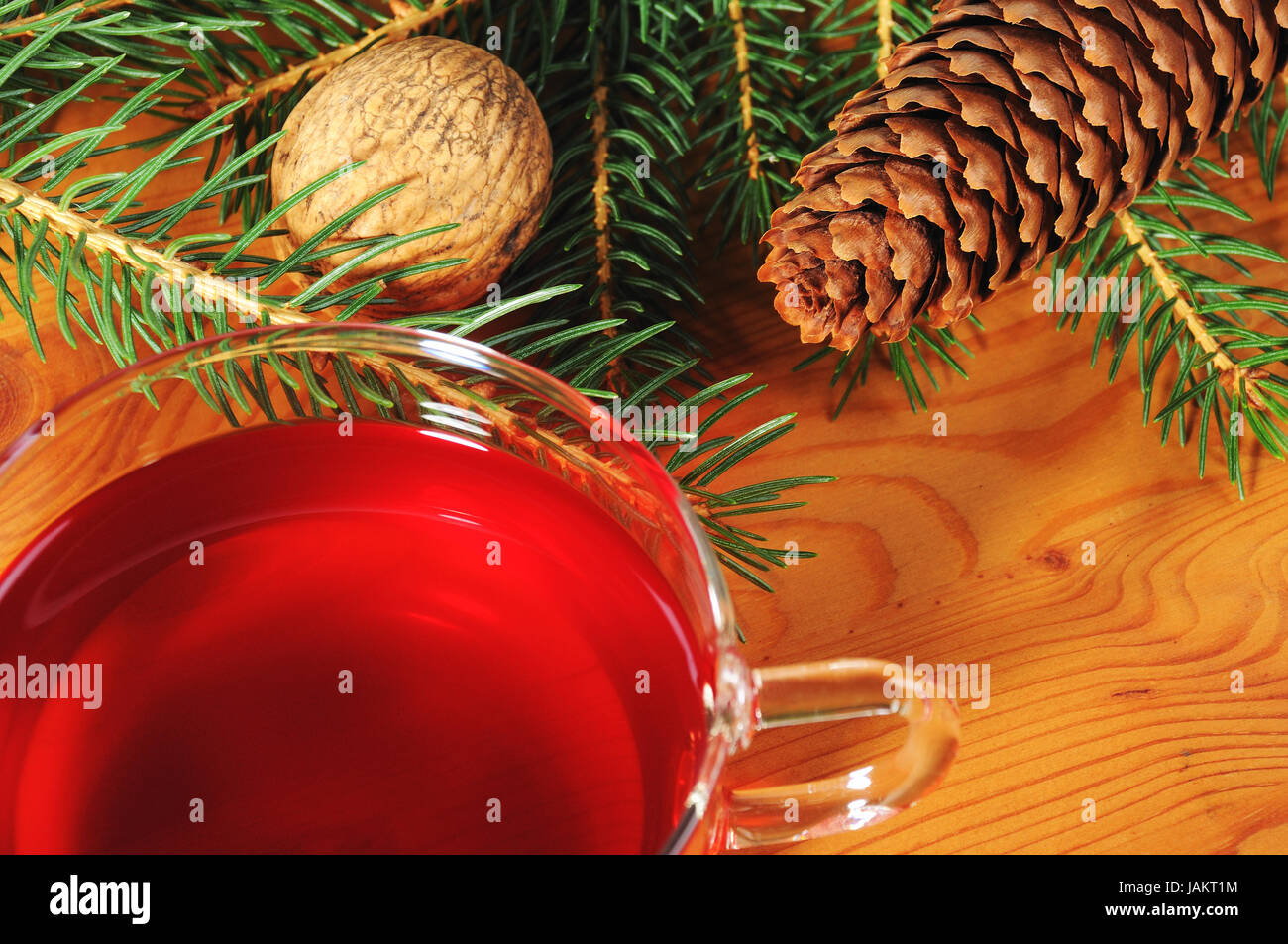 Mit Weihnachtsdekoration Tasse Tee und Holztisch Foto de stock