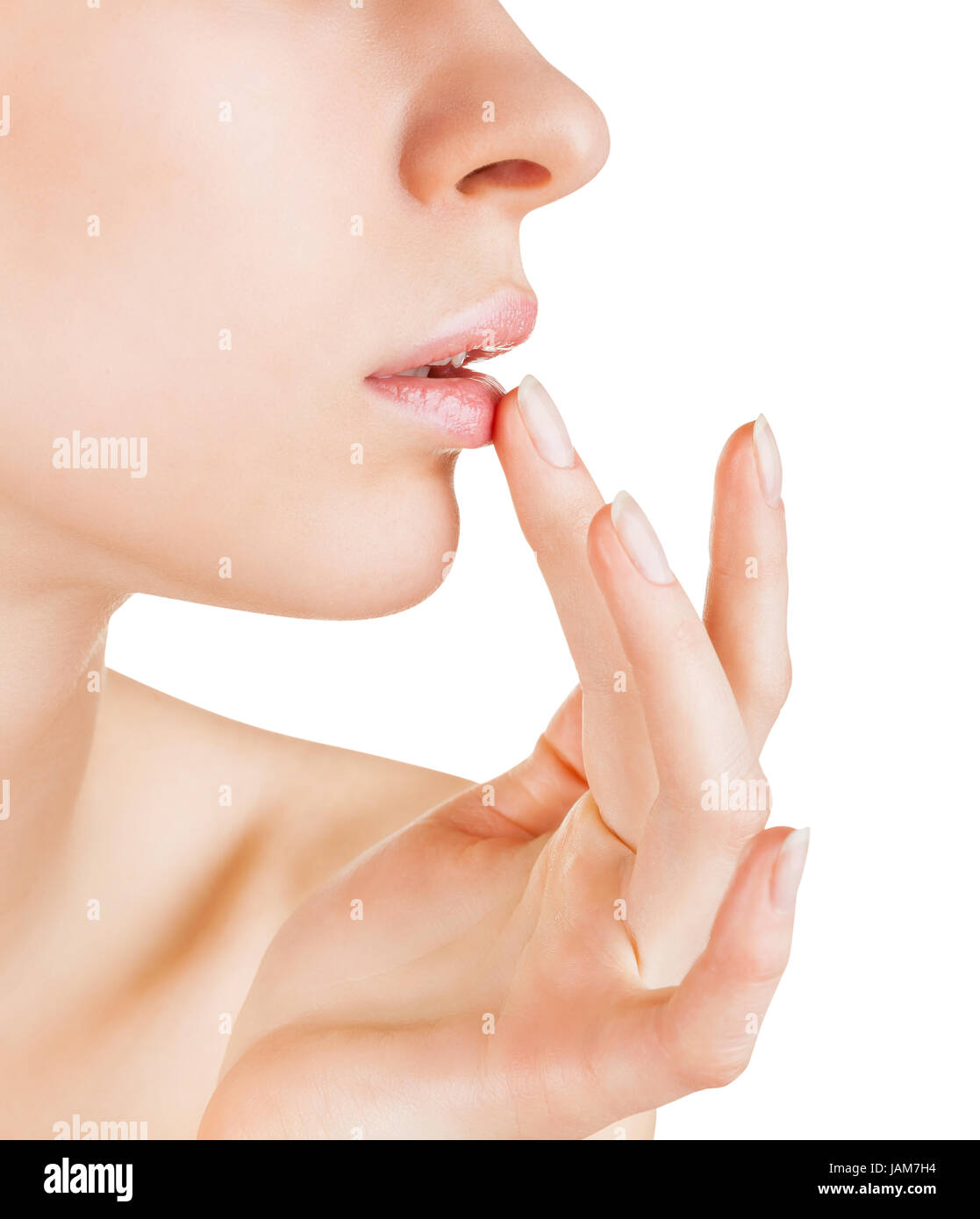 Mujer joven atractiva aplicación de bálsamo labial aislado sobre un fondo blanco. Foto de stock