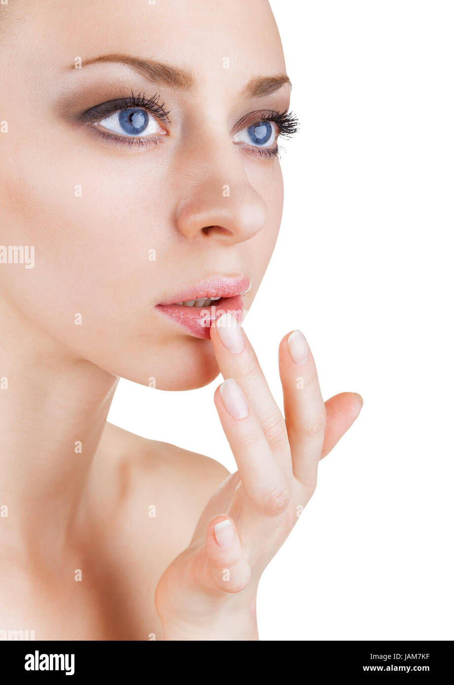 Hermosa joven aplicar bálsamo labial aislado sobre un fondo blanco. Foto de stock