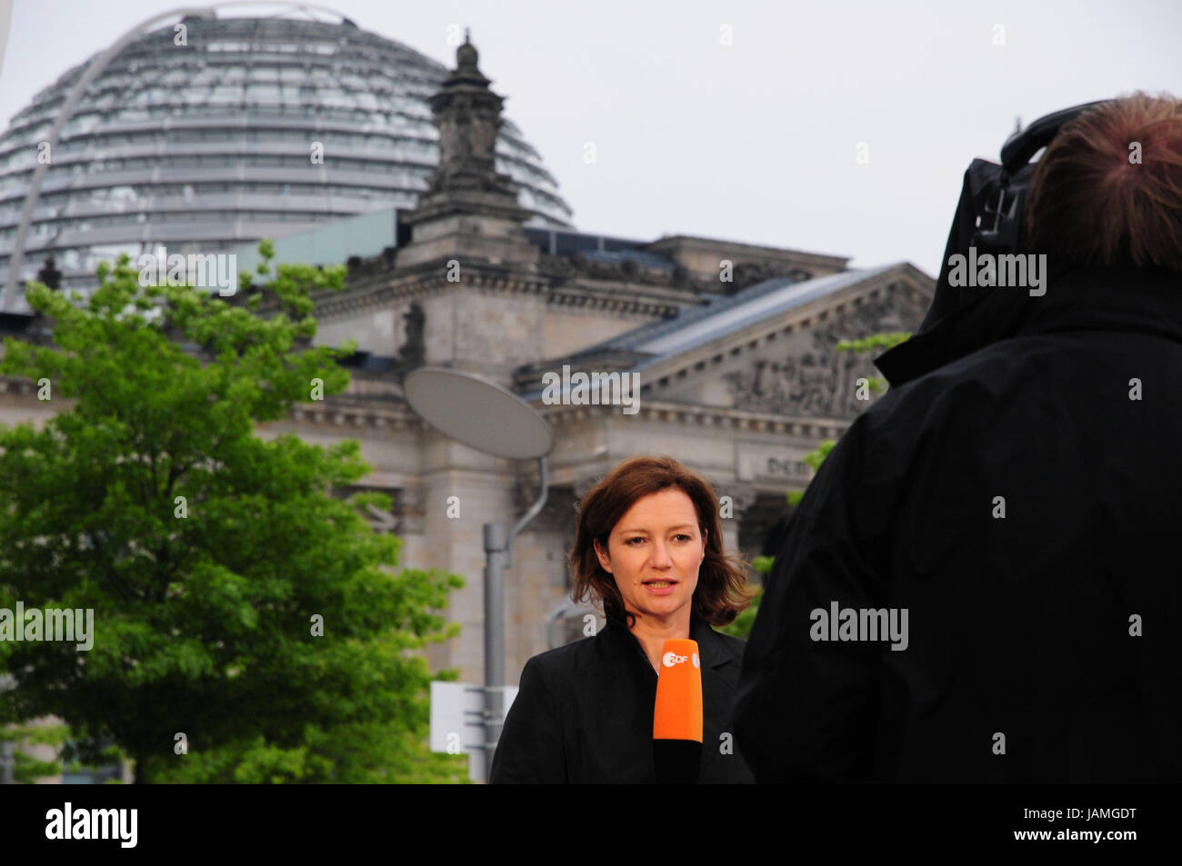 Alemania,Berlín,Reichstag,equipo de televisión ZDF,periodista,mensajes, Foto de stock