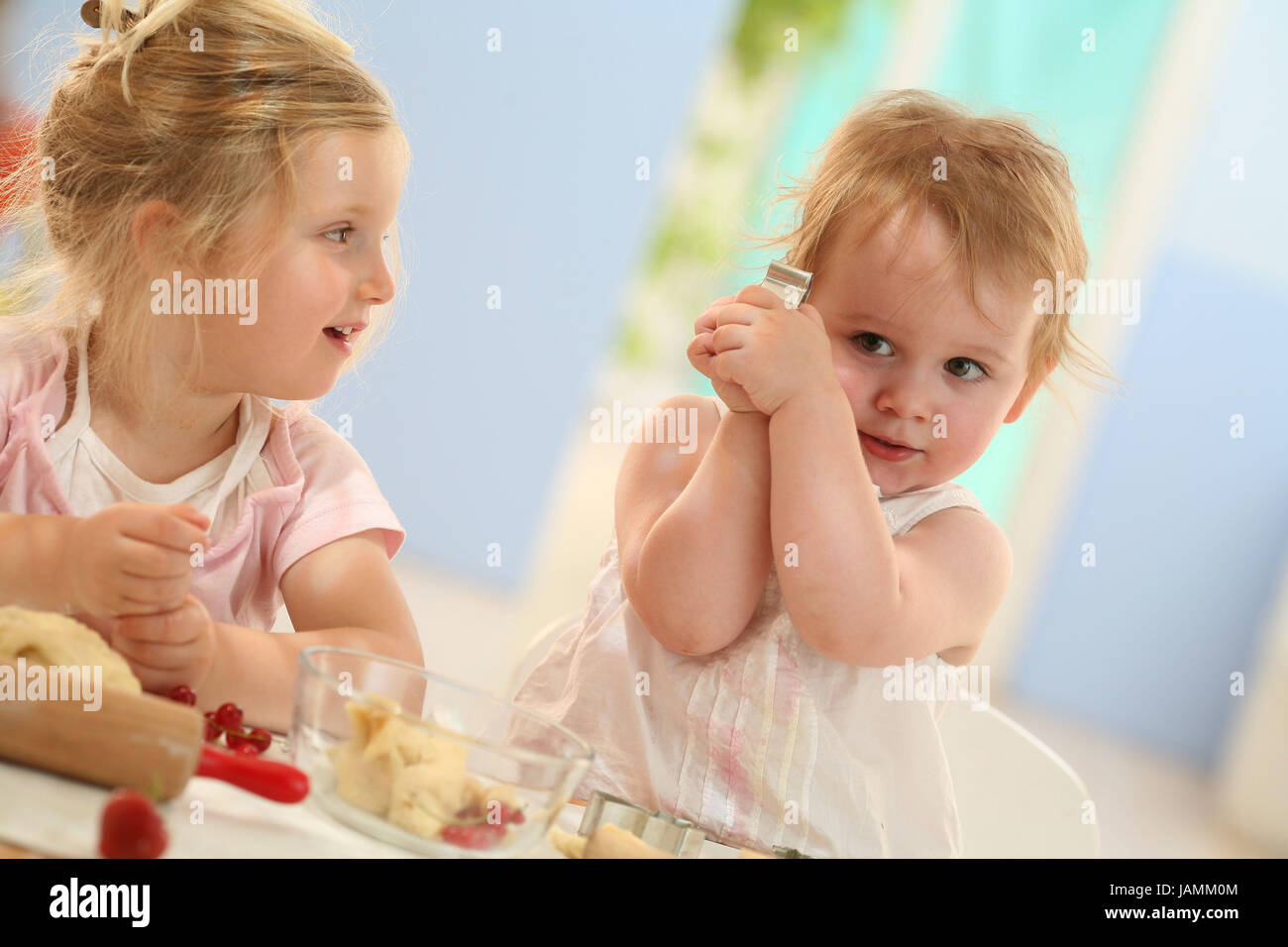 Los niños,cocina,poco lugares bake, Foto de stock