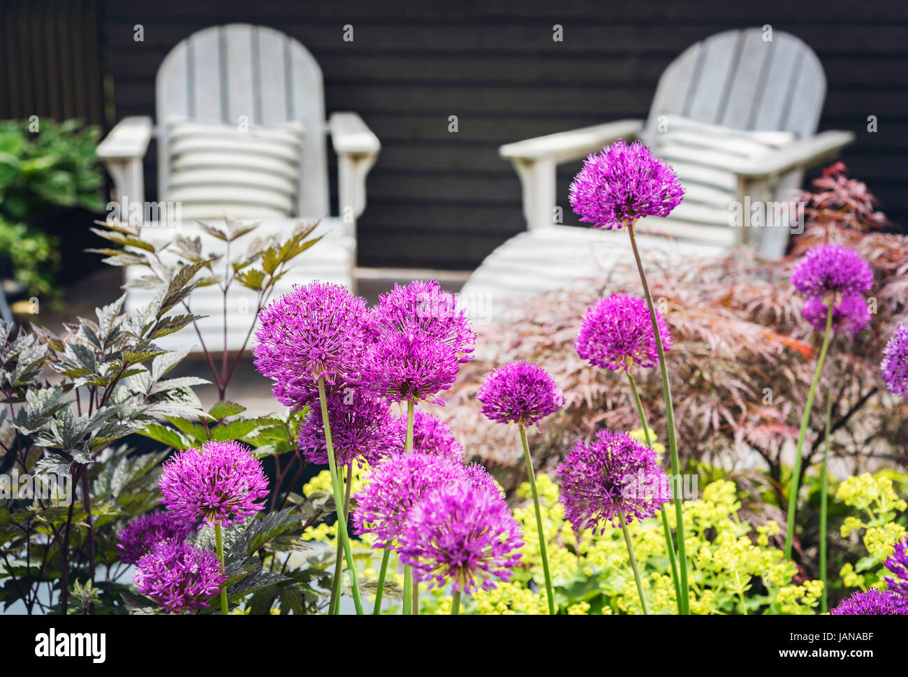 Estanque patio muebles de jardin fotografías e imágenes de alta resolución  - Alamy