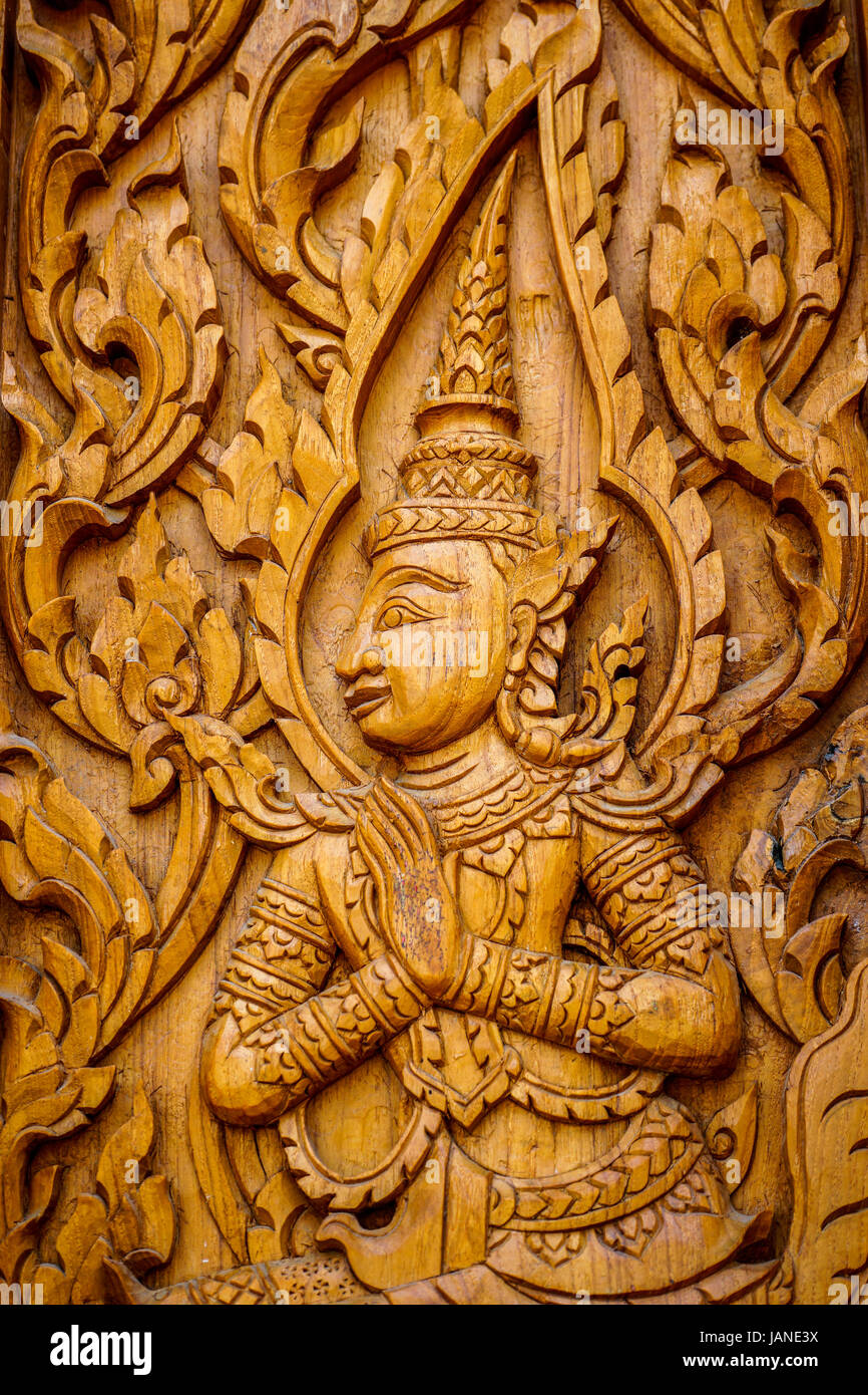 Arte tailandés tradicional en madera tallada para la decoración en el templo budista de puertas o ventanas. Foto de stock