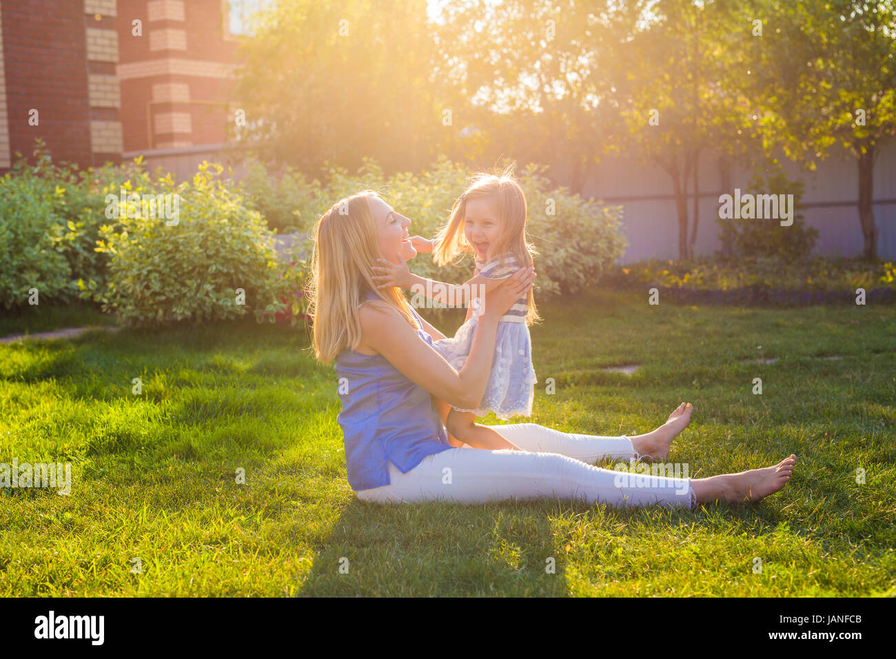 Feliz Familia Armoniosa Afuera Madre Riendo Y Jugando Con La Hija De Bebé Niña En El Verano En