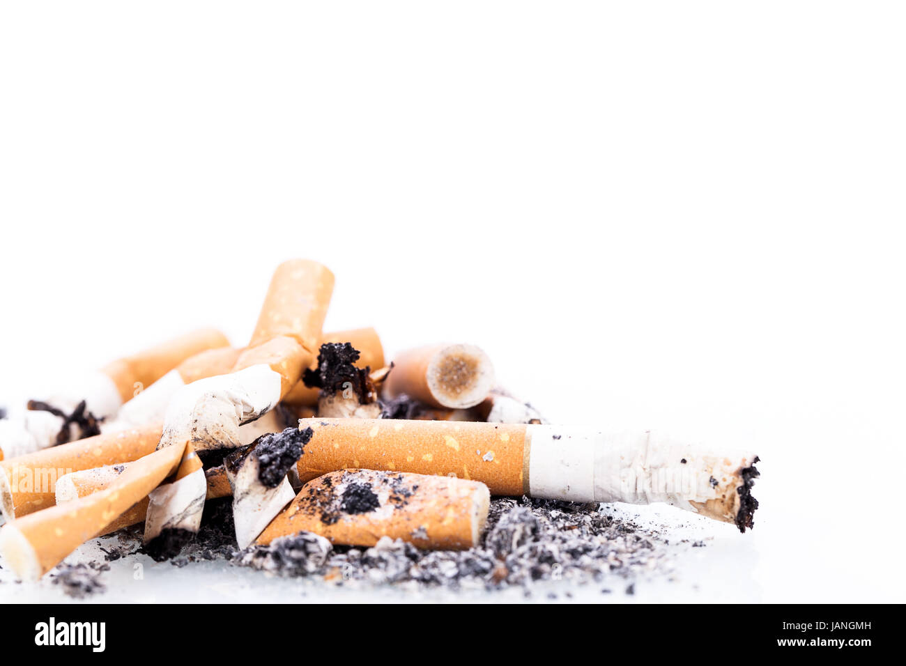 Detalle zigaretten aschenbecher mit asche isoliert aufnahme gesundheit regalo Foto de stock