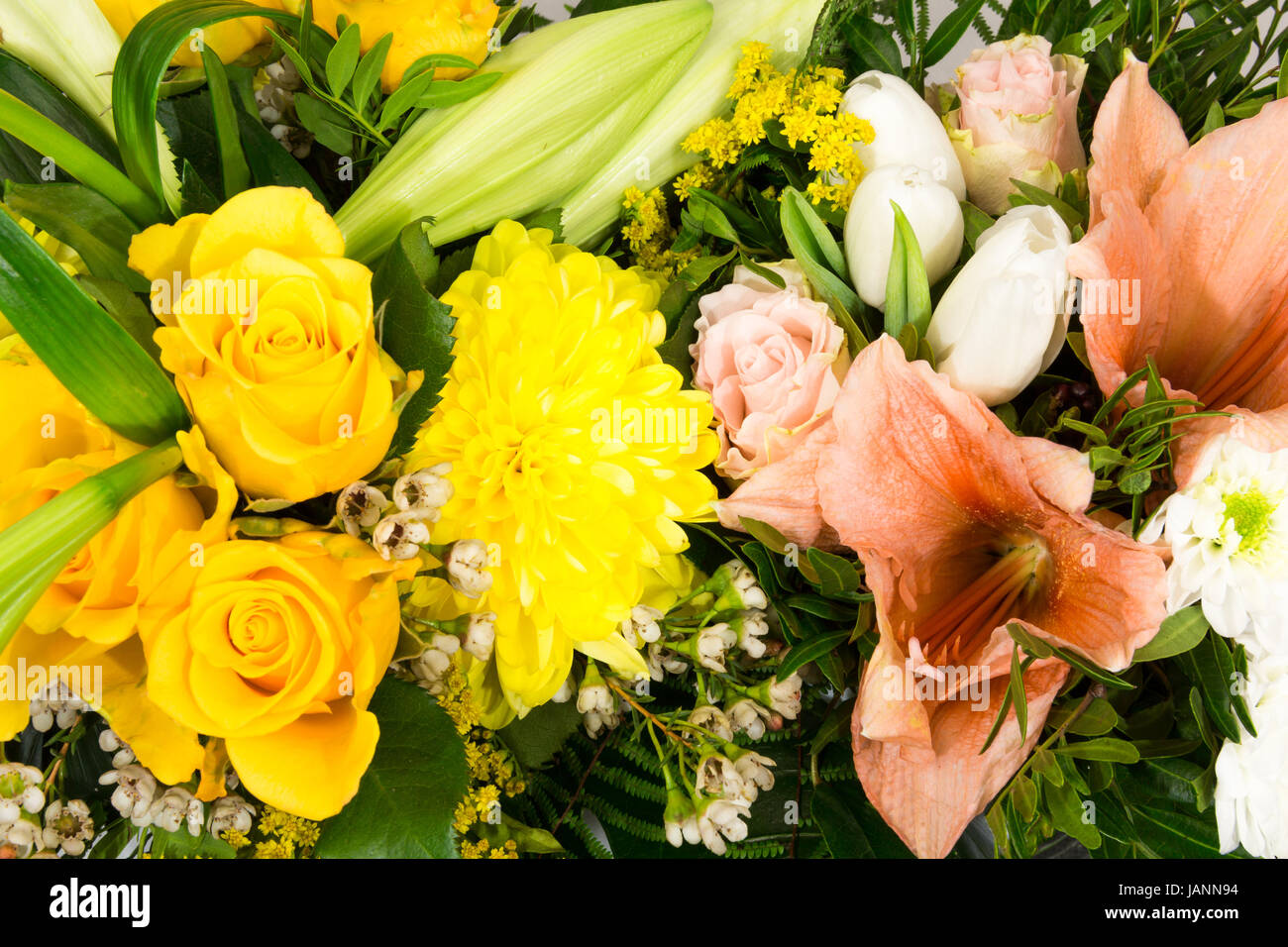 Ein Blumenstrauss mit Rosen, Lilien, Amaryllis und Chrysanthemen Foto de stock