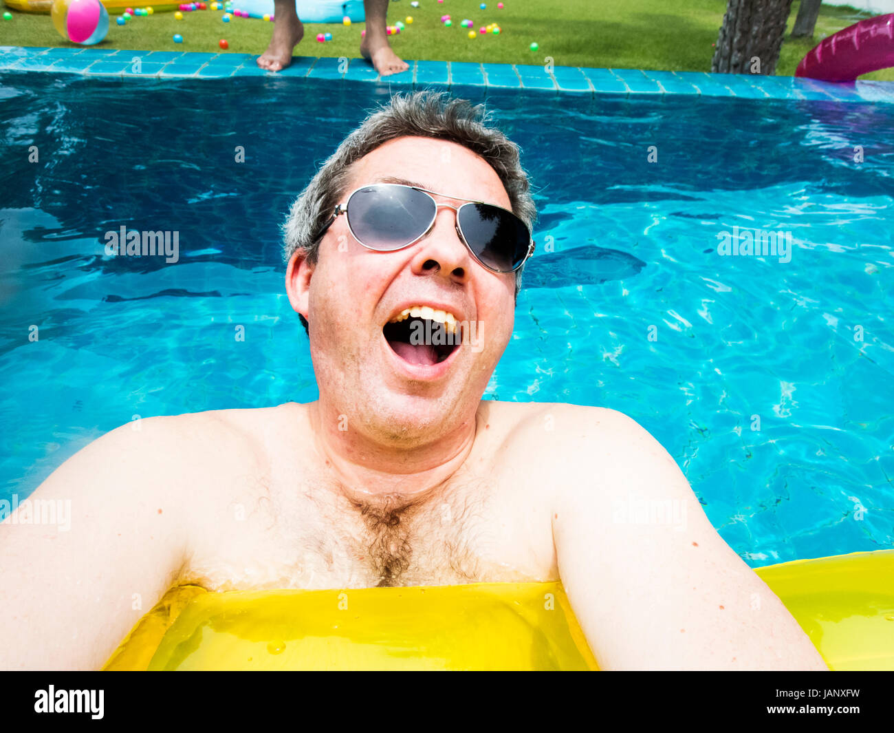 el hombre con gafas de sol negras está en la piscina en sus vacaciones  15299338 Foto de stock en Vecteezy