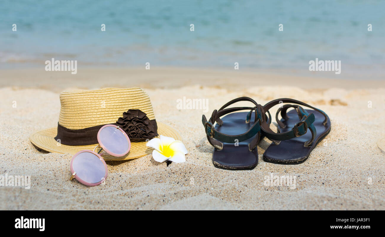 Accesorios de verano para pasar un agradable día en la playa. Foto de stock