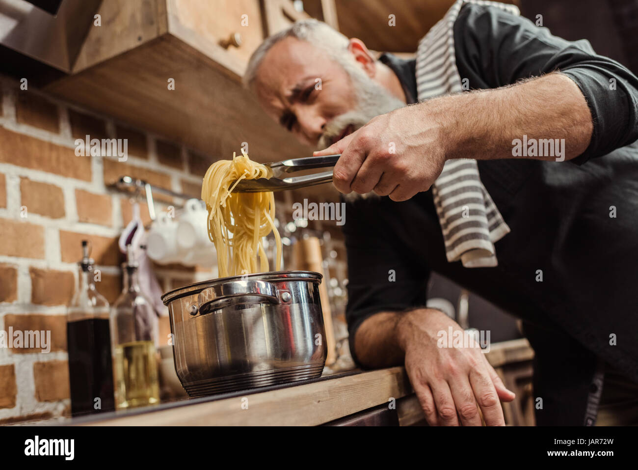 Hombre cocinar espaguetis Foto de stock