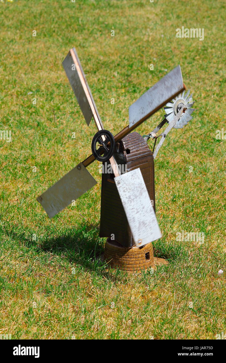 Un trabajo hecho a mano el molino de viento en el jardín de la cafetera, hecho de arcilla disparada, metal, y unos pocos componentes de mecano, Foto de stock
