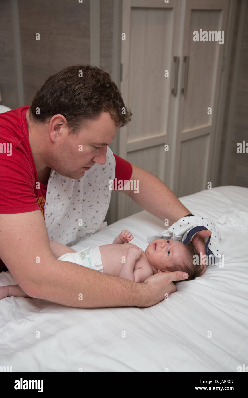 Papa Vestir Bebe Recien Nacido Fotografia De Stock Alamy Papa Vestir Bebe Recien Nacido Fotografia De Stock Alamy