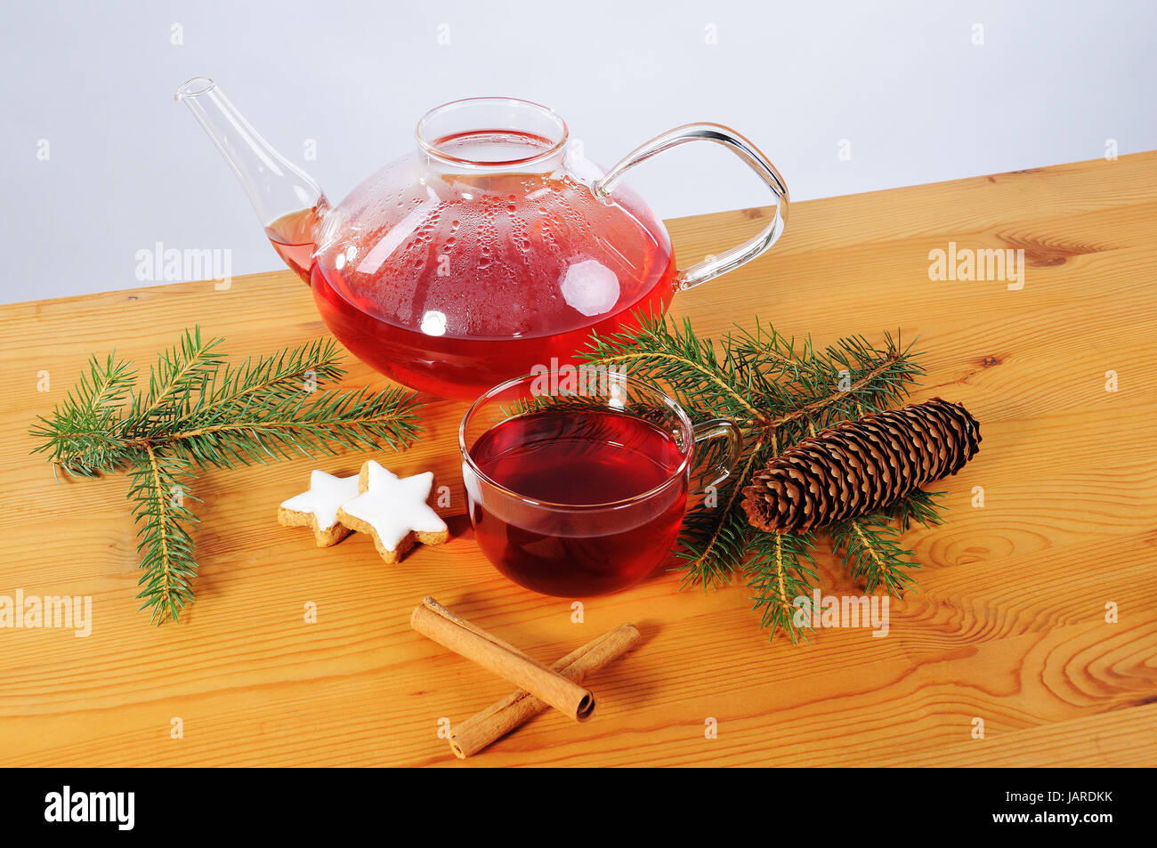 Tee Tasse, Teekanne und Dekoration auf Holztisch Adviento Foto de stock