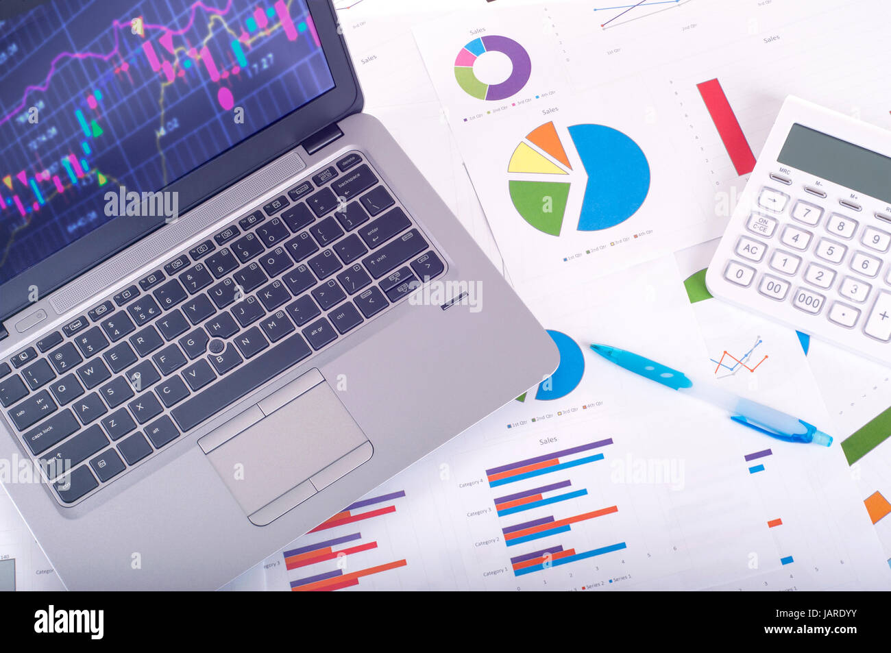 Análisis de Datos - Trabajo con gráficos y tablas, negocios y calculadora portátil Foto de stock