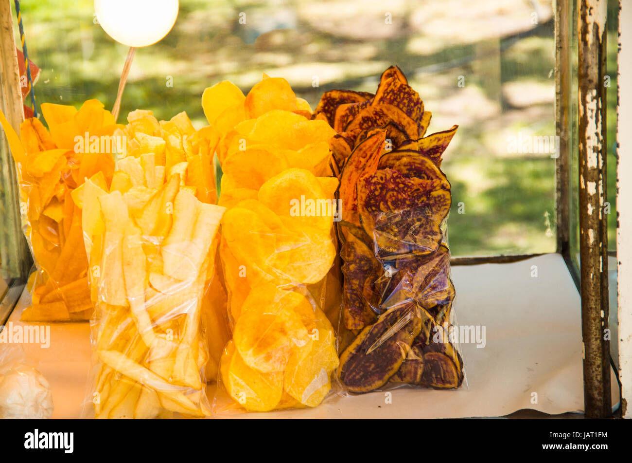 Deliciosas rodajas de plátano frito, yuca y camote dentro de una bolsa de  plástico con una botella de sal en un mercado público Fotografía de stock -  Alamy