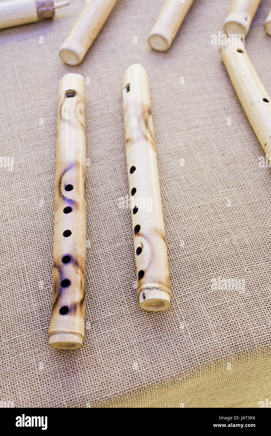 Flauta artesanal de los instrumentos de viento de madera artesanales,  música Fotografía de stock - Alamy
