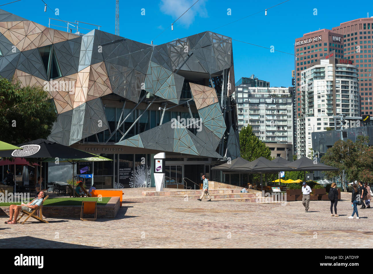 En vista de la plaza Federation Square en el centro de Melbourne, Victoria, Australia. Foto de stock