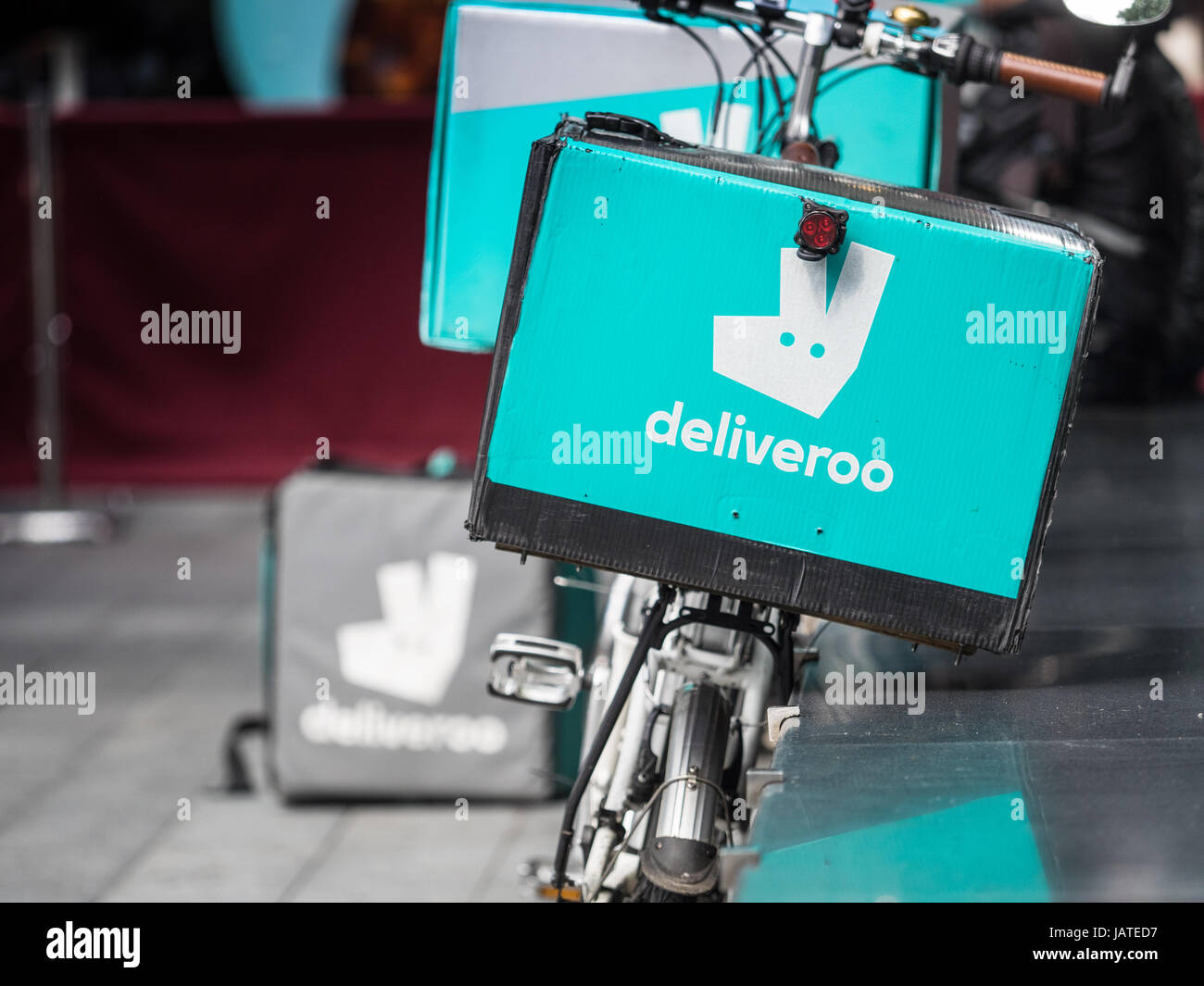 La entrega de alimentos Deliveroo bicicletas en Londres. Deliveroo está compitiendo con Uber come en este mercado en rápido crecimiento. Foto de stock
