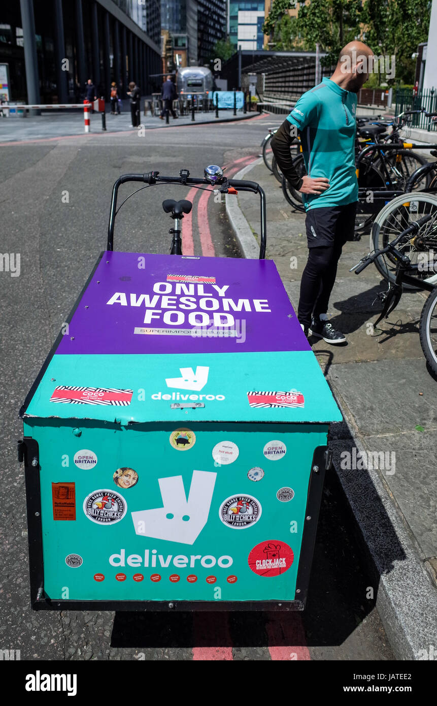 Carga de entrega de alimentos Deliveroo bicicletas en Londres. Deliveroo está compitiendo con Uber come en este mercado en rápido crecimiento. Foto de stock