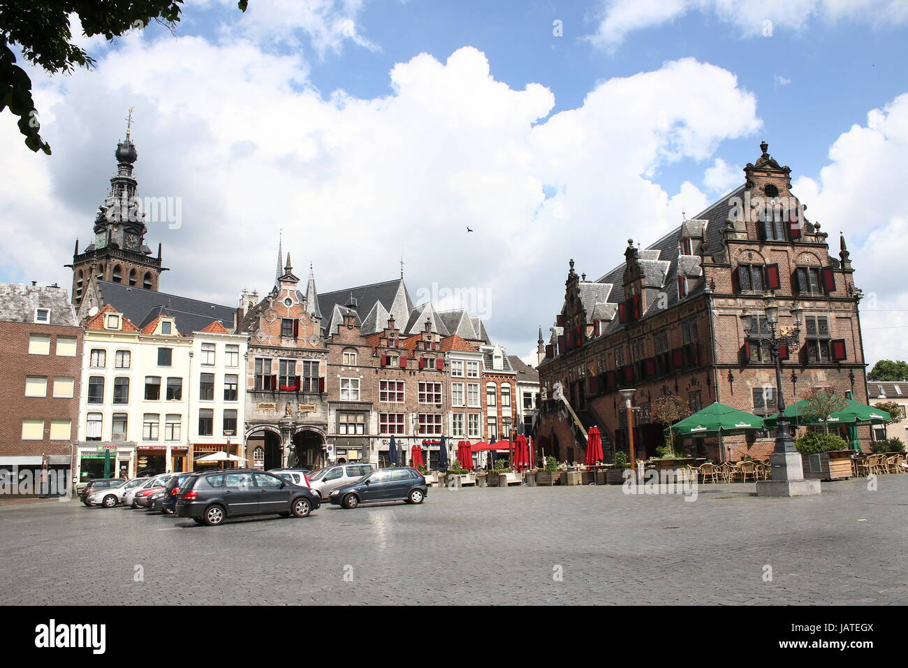 Siglo XVII Boterwaag (mantequilla pesan House) en la plaza Grote Markt, en el centro de Nijmegen, Países Bajos. Grote o Stevenskerk en segundo plano. Foto de stock
