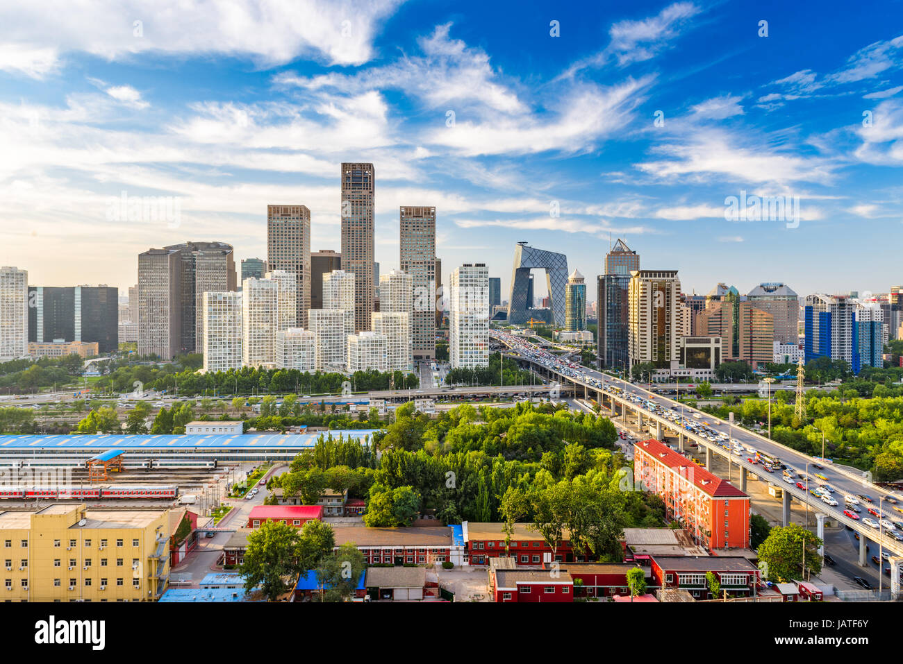 Beijing, China moderno distrito financiero skyline en un bonito día con el cielo azul. Foto de stock