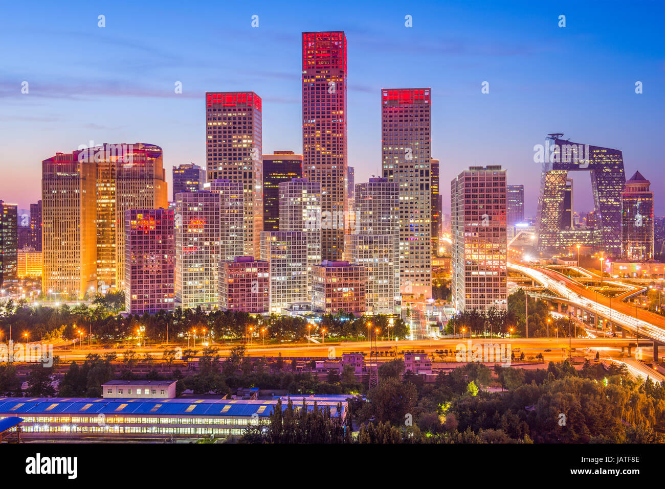 Beijing, China moderno distrito financiero skyline al atardecer. Foto de stock