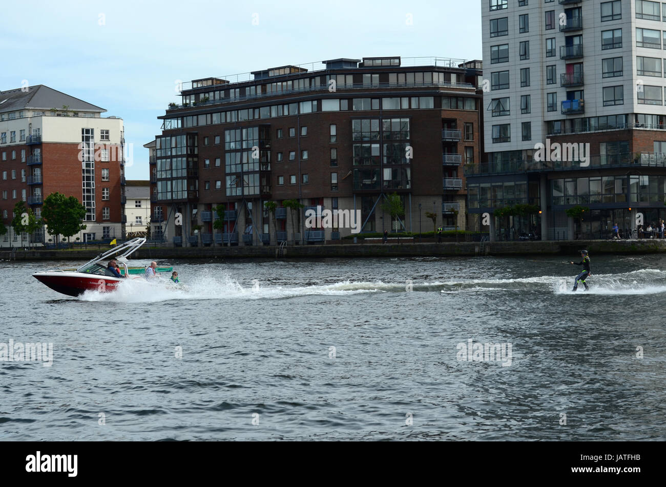 Guy haciendo Wakeboard por la Dublin Docklands Foto de stock